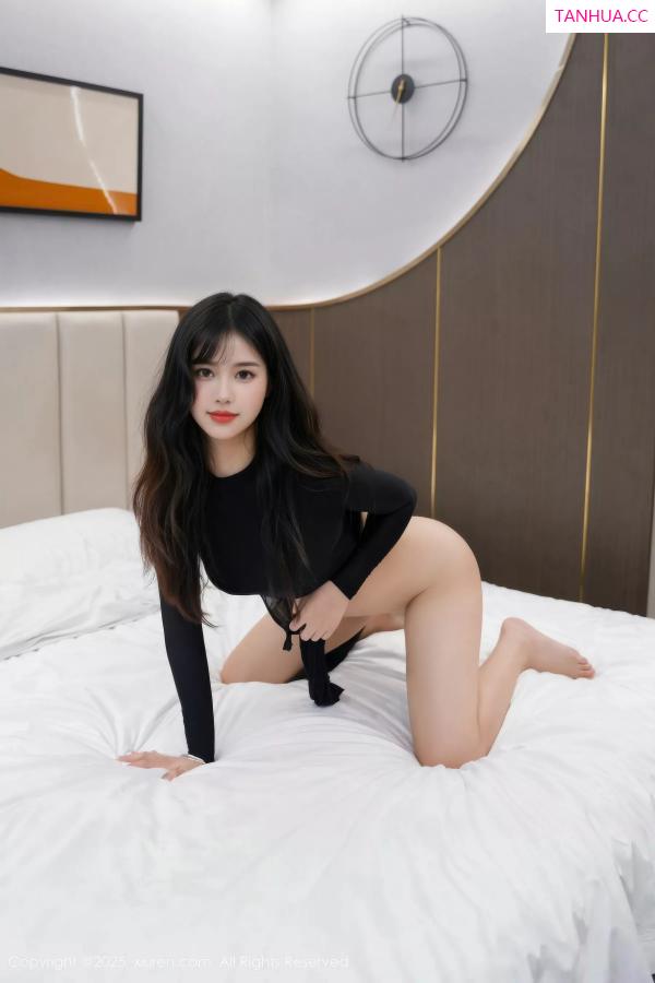   [XiuRen]高清写真图 2025.10.16 No.10873 艾米丽 黑色T恤第44张图片